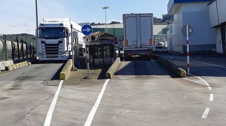 El puerto dispone actualmente de dos básculas verificadas para pesaje de camiones.