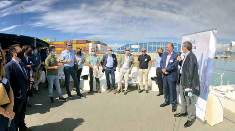 Un momento de la visita realizada ayer por representantes empresariales al puerto de Valencia.