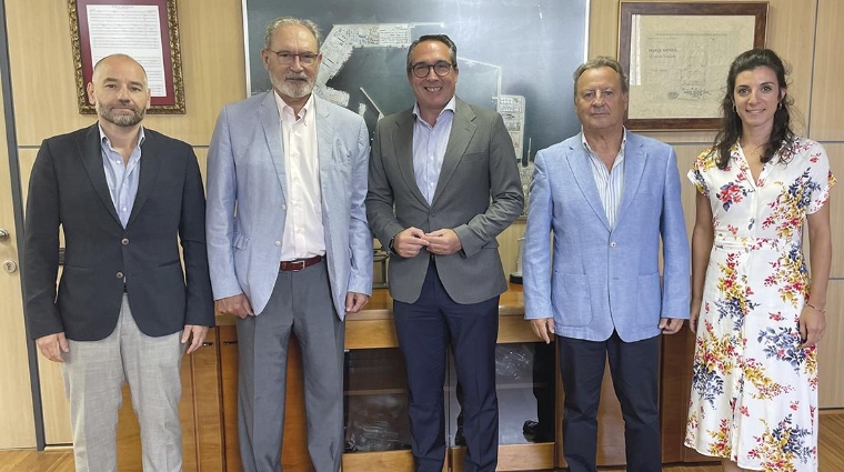 Alberto Echevarría, secretario general de ASCER; Vicente Nomdedeu, presidente de ASCER; Rubén Ibáñez, presidente de la APC; Ismael García, vicepresidente de ASCER; y Mirella Llinares, responsable de Comercio y Promoción Exterior en ASCER.