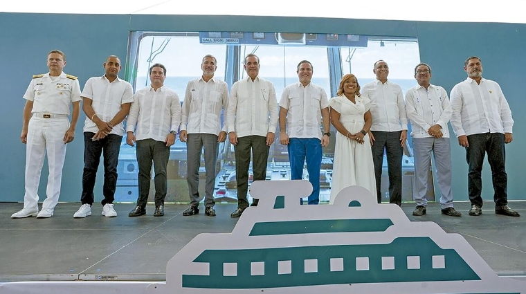 El presidente de Baleària, Adolfo Utor, junto a las autoridades presentes en el acto de presentación.