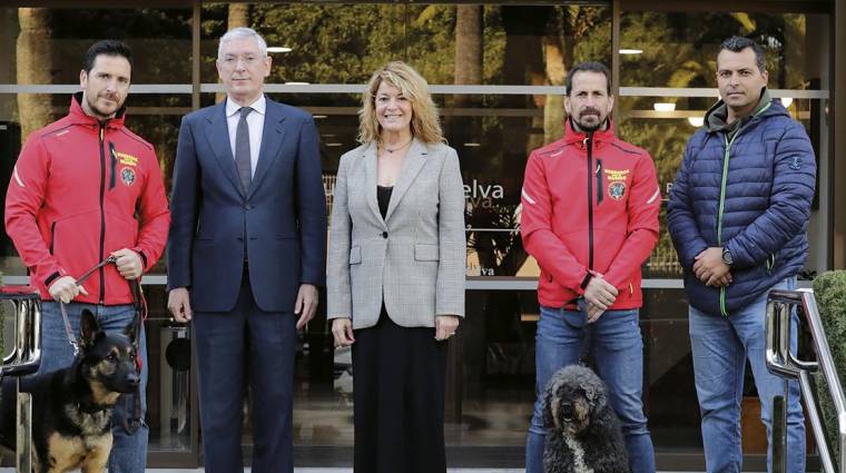 La presidenta del Puerto de Huelva se reúne con un grupo de bomberos, que acaban de regresar de la zona afectada por el seísmo.
