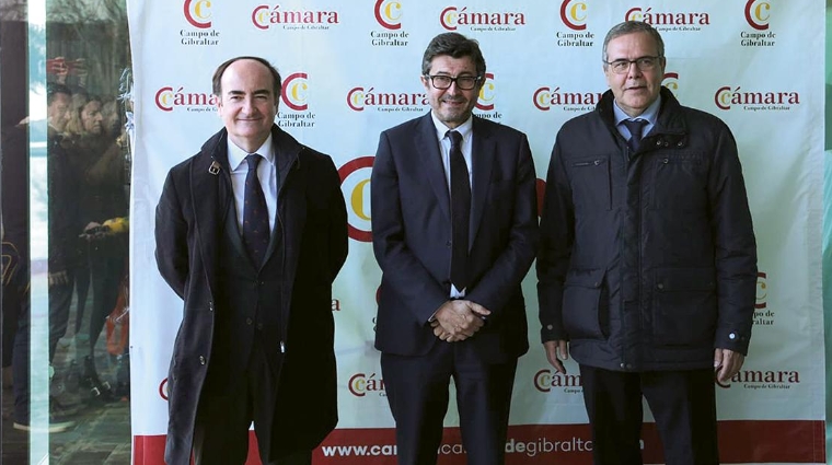 El presidente de Puertos del Estado, Álvaro Rodríguez Dapena, flanqueado por el presidente de la Autoridad Portuaria de la Bahía de Algeciras, Gerardo Landaluce, y el presidente de la Cámara de Comercio del Campo de Gibraltar, Carlos Fenoy Rico.