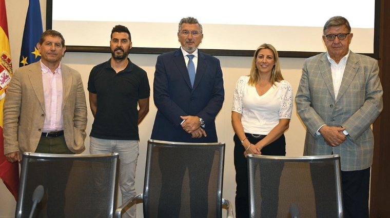 Adolfo Romero, director general de Syrgroup; Víctor González, presidente de Fetransa y Fenatport; Carlos Prades, presidente de la FVET; Lorena Ballester, directora de Grupo Chema Ballester; y Néstor Martínez, adjunto a la dirección de la Autoridad Portuaria de Valencia, que ha ejercido como moderador. Foto: Raúl Tárrega.