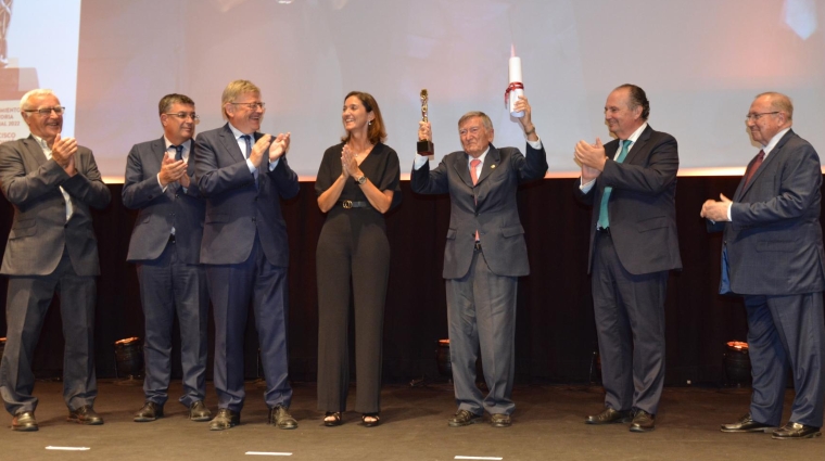 Momento en el que Francisco Roca Monzó recibe el premio de Cámara Valencia a la Trayectoria Empresarial. En la imagen, de izquierda a derecha, Joan Ribó, alcalde de Valencia; Enric Morera, presidente de Les Corts; Ximo Puig, presidente de la Generalitat Valenciana; Reyes Maroto, ministra de Industria, Comercio y Turismo; Francisco Roca Monzó; José Vicente Morata, presidente de Cámara Valencia; y José Luis Bonet, presidente de Cámara España. Foto: Raúl Tárrega.