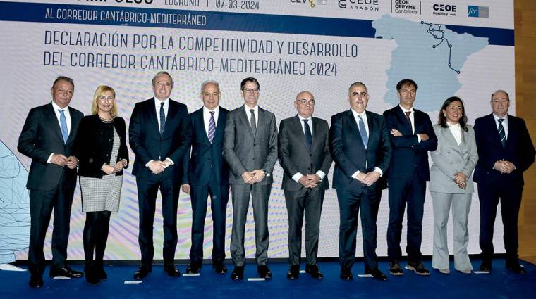 Los presidentes de las organizaciones empresariales y los representantes políticos de las comunidades de La Rioja, Comunitat Valenciana, Aragón, Castilla y León y Cantabria, tras la firma de la declaración.