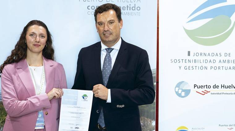 Anaëlle Boudry, Senior Policy Advisor en ESPO, ha entregado el certificado al presidente del Puerto de Huelva, Alberto Santana.