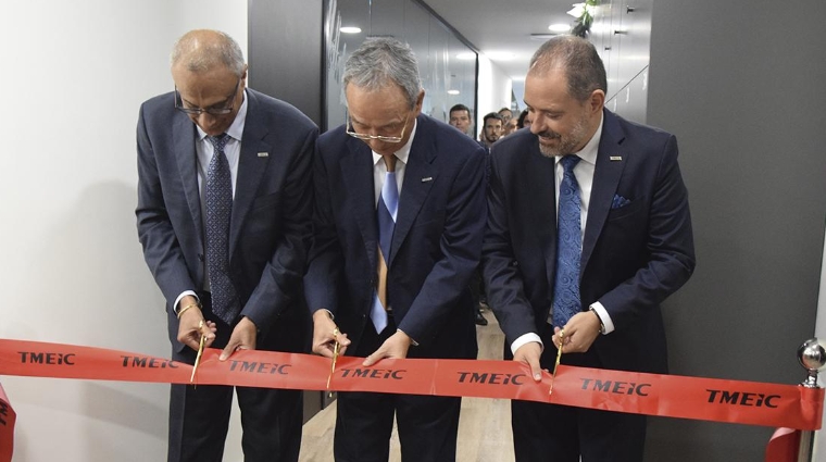 Manmeet S. Bhatia, presidente y CEO de TMEIC Corporation Americas; Akira Kawaguchi, presidente y CEO de Toshiba Mitsubishi-Electric Industrial Systems Corporation (TMEIC); y Francisco Grau, general manager de TMEIC Port Technologies; durante el corte de la cinta inaugural. Foto R. T.