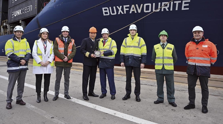 De izquierda a derecha: Elías García, COO de CSP Spain; Elvira Gallego, general manager de CSPB; Pelayo Dávila, director general Grupo Dávila Capt; Rogelio Daganta, capitán del barco; Ricardo Barkala, presidente de la Autoridad Portuaria; Andima Ormaetxe, director de operaciones, comercial y logística de la Autoridad Portuaria; Francisco Pérez, capitán jefe de la compañía fiscal y fronteriza de la guardia civil; y Jorge Sánchez, director Dávila Bilbao.