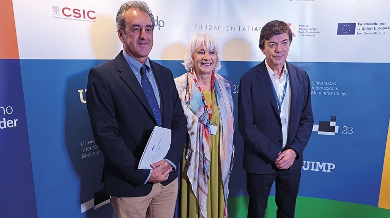 Francisco Martín, presidente de la Autoridad Portuaria de Santander; Teófila Martínez, presidenta de la AP de Cádiz y de RETE; y Carlos Andradas, rector de la UIMP, en la apertura de la Semana Portuaria de la UIMP. Foto: J.P.