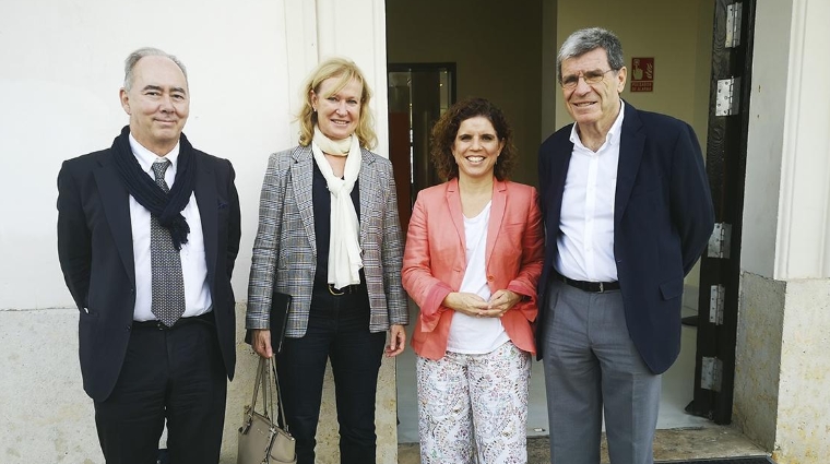 Representantes de Valenciaport y el CEDEX durante la visita al Puerto de Valencia.