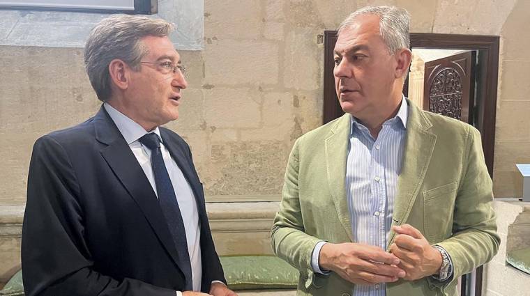 El presidente de la Autoridad Portuaria de Sevilla, Rafael Carmona se ha reunido con el alcalde de Sevilla, José Luis Sanz.