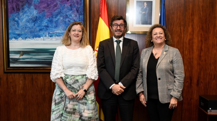 María Luis Domínguez, presidenta de Adif; Álvaro Rodríguez Dapena, presidente de Puertos del Estado; y Yolanda Muñoz, presidenta de la Autoridad Portuaria de Cartagena, tras la firma del convenio.