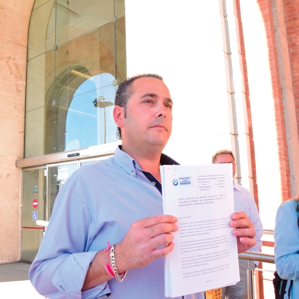 Manuel Hernández, presidente de la Plataforma Nacional para la Defensa del Sector del Transporte de Mercancías por Carretera Nacional e Internacional, esta mañana ante el Ministerio de Transportes. Foto M.C.