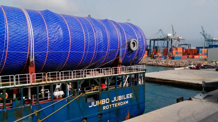 El Puerto de Castellón acoge una operativa de columnas de fibra de 520 toneladas