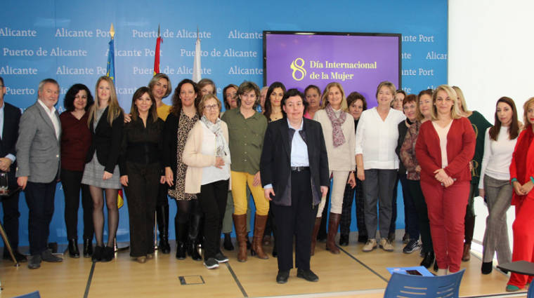 Participantes en la presentaci&oacute;n del Plan de Igualdad de la Autoridad Portuaria de Alicante.