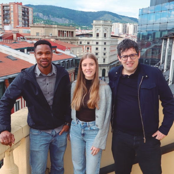 El director de Logwin en Bilbao, Lander Iturrioz (derecha), con Dio Fall y Nerea Villate. Foto J.P.