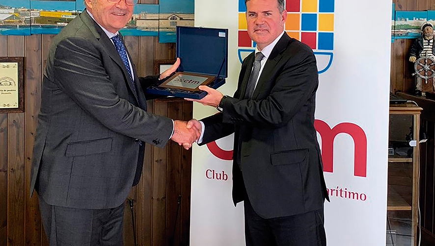 Jaume Altisent, presidente del CTM, entreg&oacute; una placa conmemorativa a Javier Ibars, director de Relaciones Laborales de Foment del Treball.