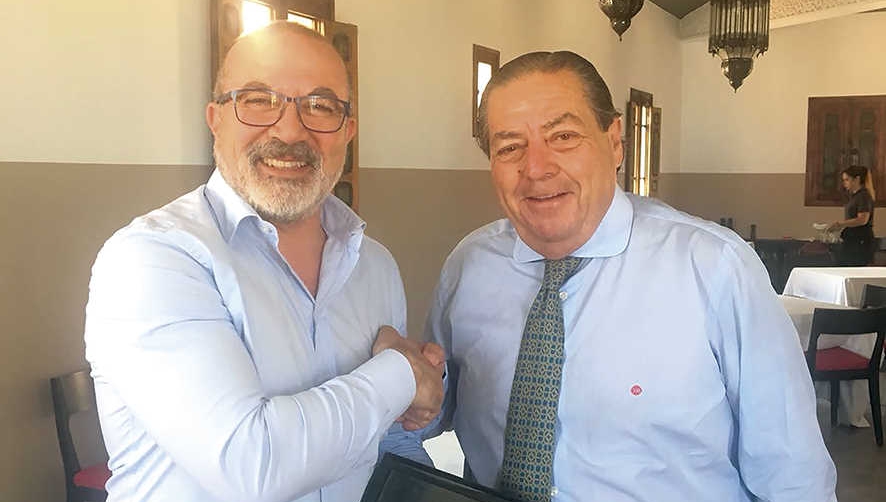 Vicente Boluda, presidente de la ANV, entreg&oacute; una metopa a Antonio Crespo en reconocimiento a su dedicaci&oacute;n y contribuci&oacute;n al funcionamiento, desarrollo y crecimiento de la Asociaci&oacute;n desde su cargo como director gerente de la ANV a lo largo de una d&eacute;cada (2008-2018).