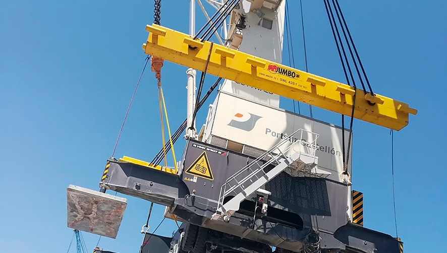 Un momento de la operativa de traslado de la gr&uacute;a.