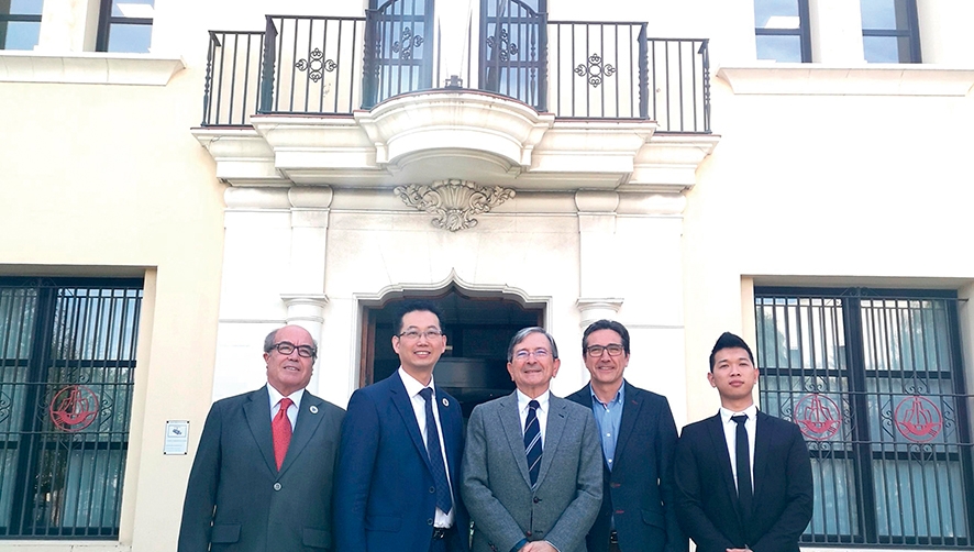 Xinzhao Chen, Ram&oacute;n G&oacute;mez-Ferrer y Jos&eacute; Mar&iacute;a Chiquillo, en el centro de la imagen, analizaron la actualidad de la actividad portuaria.