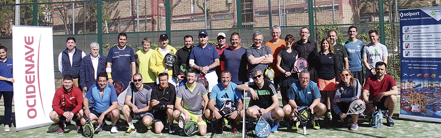Trabajadores del sector log&iacute;stico que participaron en el tercer torneo americano de p&aacute;del. Foto JC Sarmentero
