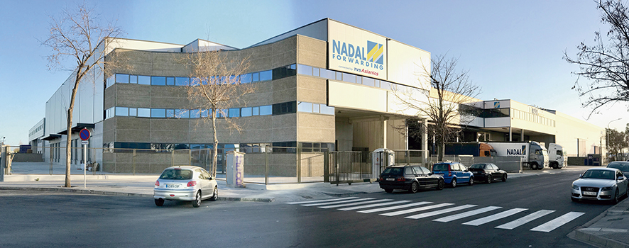 La nueva nave para productos qu&iacute;micos y peligrosos APQ de Nadal Forwarding est&aacute; ubicada entre el Puerto y el Aeropuerto de Barcelona. Foto A. Verd&oacute;s.