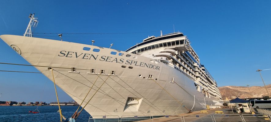 El &quot;Seven Seas Splendor&quot; visita Almer&iacute;a con 300 pasajeros de EE.UU. y Reino Unido
