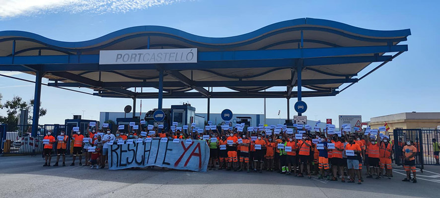 Extraen mercanc&iacute;a y elementos del "Nazmiye Ana" en busca del estibador desaparecido