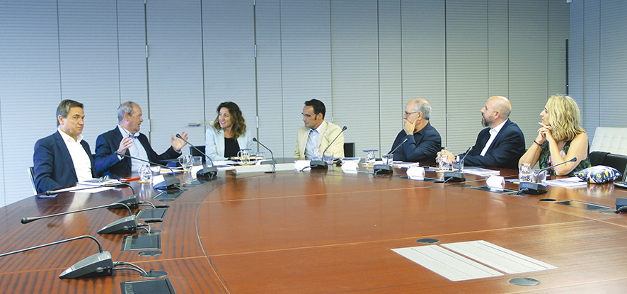 Luis Gabiola, director de Operaciones, Desarrollo Comercial y Log&iacute;stica del Puerto de Bilbao; Ricardo Barkala, presidente; Merc&egrave; Conesa, presidenta del Puerto de Barcelona; &Agrave;lex Garcia, subdirector general de Explotaci&oacute;n y Planificaci&oacute;n Portuaria; Joaquim Asensio, asesor econ&oacute;mico; Emili Alberich, jefe de Gabinete; y N&uacute;ria Burguera, directora de Comunicaci&oacute;n y Relaciones Institucionales.