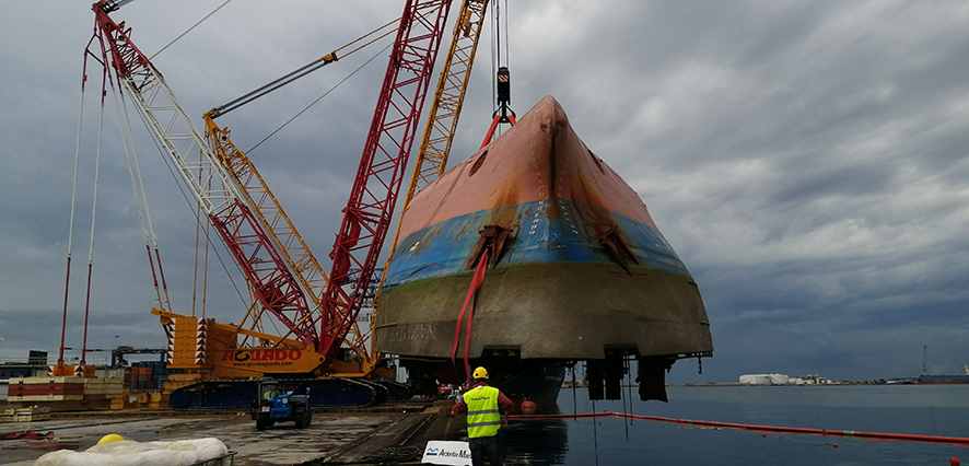 Izado el "Nazmiye Ana" hasta el muelle del Centenario del Puerto de Castell&oacute;n