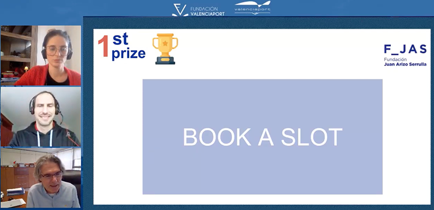 Por orden, Adelaide, moderadora del Valenciaport Hackathon; Tobias, del equipo ganador "Book a Slot", y Albert O&ntilde;ate, General Manager de COSCO Shipping Lines Spain, durante el anuncio del primer premio.