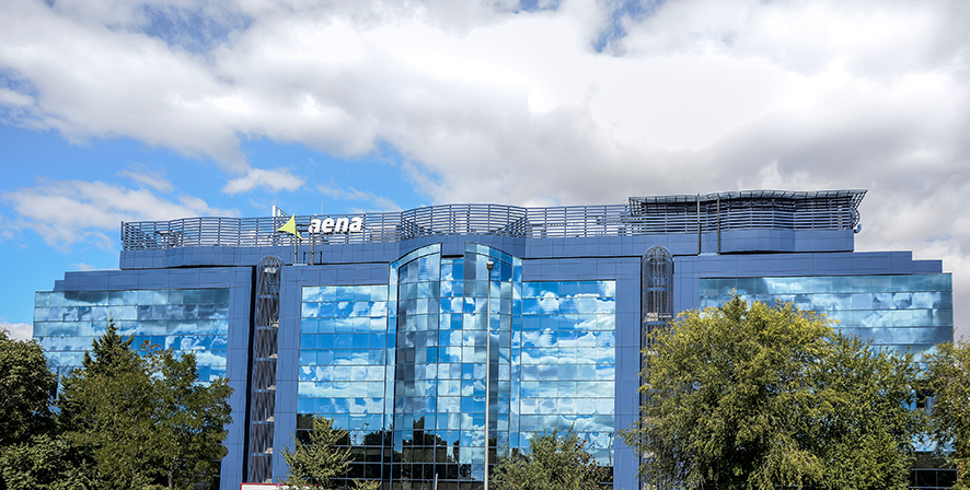 Los ingresos de Aena descendieron un 50% en 2020