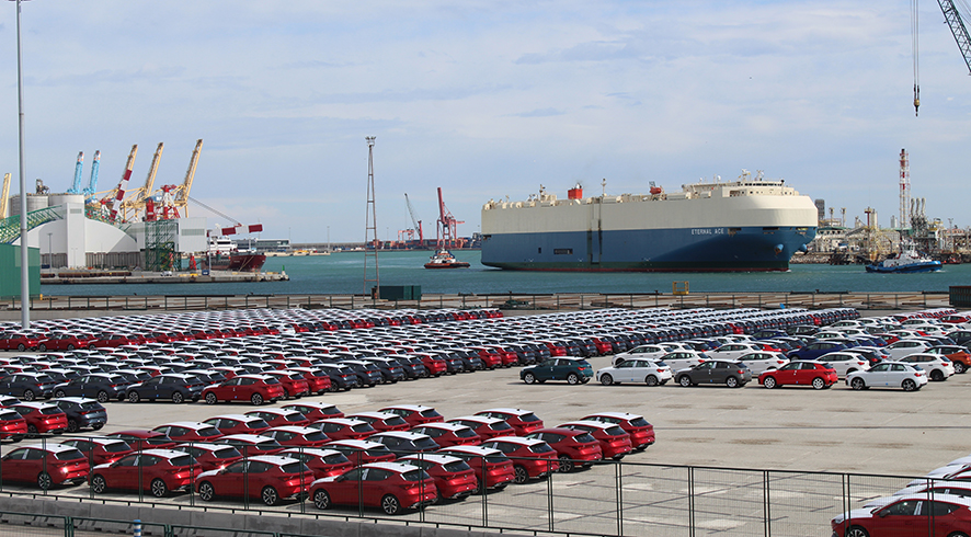 Descarga de autom&oacute;viles en el Port de Barcelona. Foto L. E.