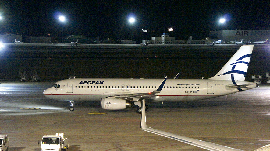 Aeronave de la compa&ntilde;&iacute;a a&eacute;rea Aegean en la plataforma del Aeropuerto de Valencia.
