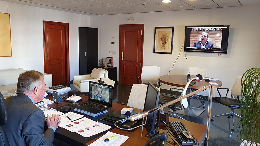 Juan Riera, presidente de la C&aacute;mara de Alicante, en su despacho durante la reuni&oacute;n.