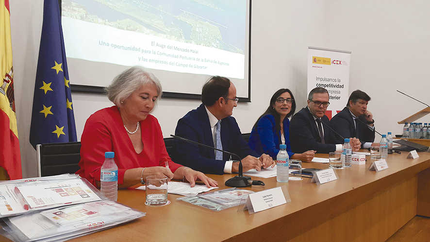 De izquierda a derecha: Isabel Romero, directora general del Instituto Halal; Gerardo Landaluce, subdirector del departamento de Desarrollo y Comercial de la APBA; Estefan&iacute;a Roncero, directora provincial de Comercio e ICEX; Carlos Fenoy, presidente de la C&aacute;mara de Comercio y Jos&eacute; Manuel Tejedor, presidente de la Comunidad Portuaria COMPORT.