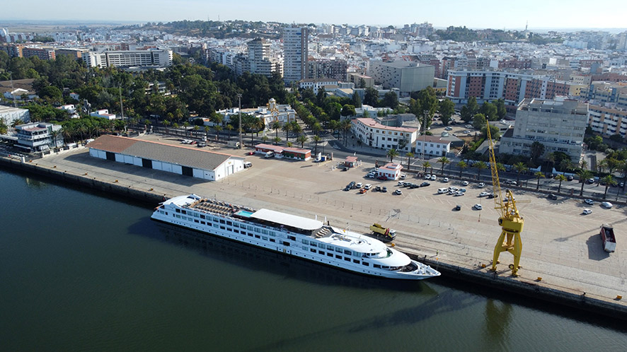 &quot;La Belle de Cadix&quot; escala en&nbsp;el Puerto de Huelva con un centenar de pasajeros