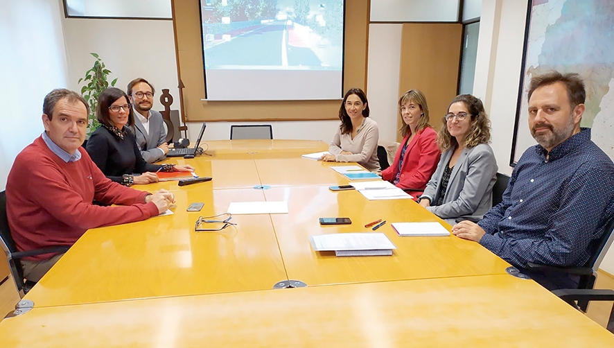 La directora general de Transportes del Gobierno de Navarra, Berta Miranda (izquierda), presidi&oacute; la reuni&oacute;n.