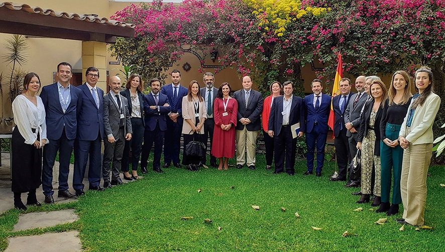 La delegaci&oacute;n algecire&ntilde;a se reuni&oacute; ayer con el consejero econ&oacute;mico y comercial, Galo Herrera.
