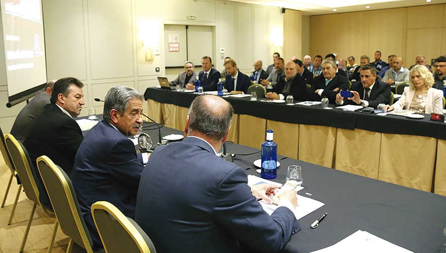 El presidente del Gobierno de Cantabria, Miguel &Aacute;ngel Revilla (centro), junto al presidente de AETRAC, Andr&eacute;s T&aacute;rano (izquierda) y su secretario y tesorero, Gerardo Pont&oacute;n (derecha), clausur&oacute; la Asamblea General Anual de la Asociaci&oacute;n hace unos d&iacute;as en Santander.