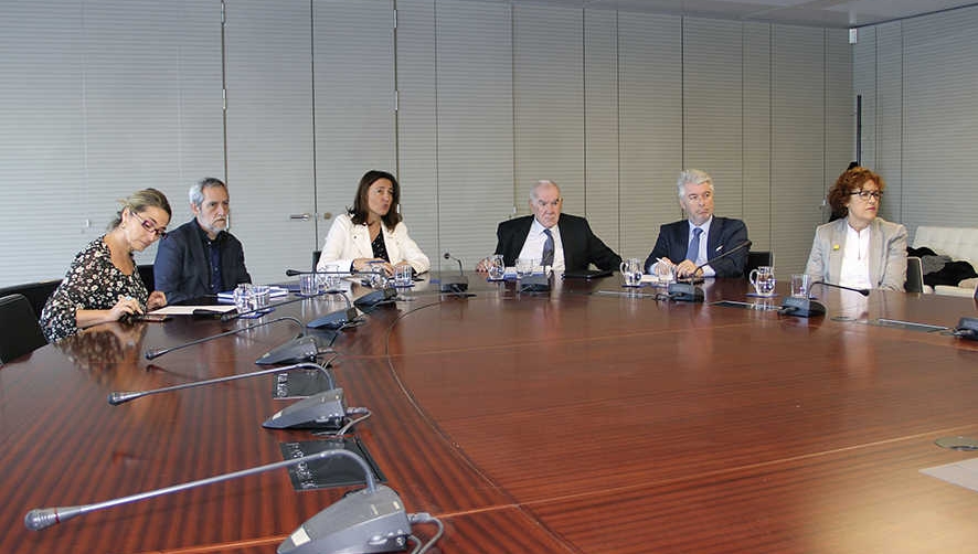 Merc&egrave; Conesa, presidenta del Puerto de Barcelona, y Ernest Maragall, candidato a la alcald&iacute;a por ERC, acompa&ntilde;ados por miembros de sus respectivos equipos.