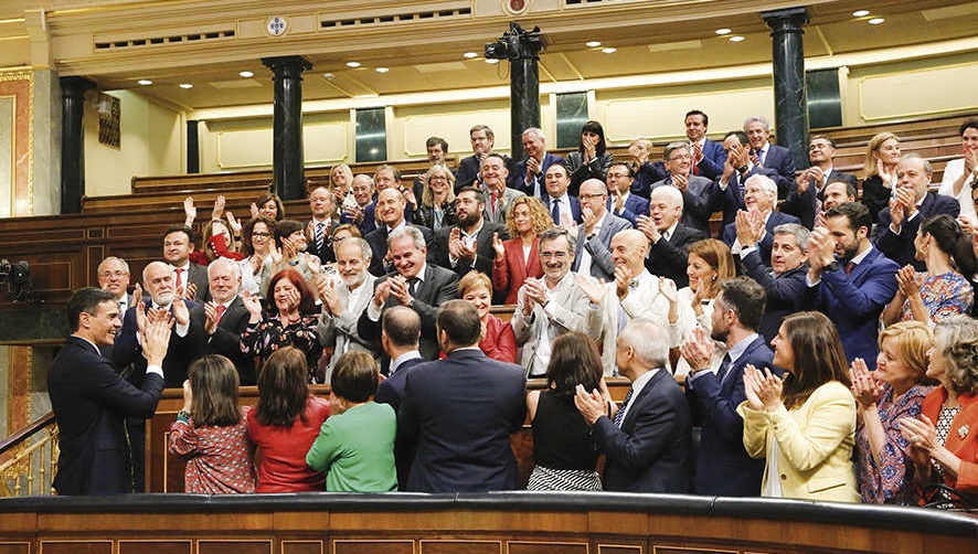 Pedro S&aacute;nchez, nuevo presidente del Gobierno, recibe el aplauso del Grupo Parlamentario Socialista tras ganar la moci&oacute;n de censura el pasado viernes.