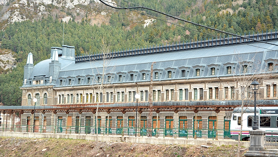 Entre las acciones m&aacute;s destacadas est&aacute;n los estudios necesarios para reapertura del t&uacute;nel ferroviario de Somport y la financiaci&oacute;n de parte de las obras de la nueva playa de v&iacute;as que se construye en la explanada internacional de Canfranc.