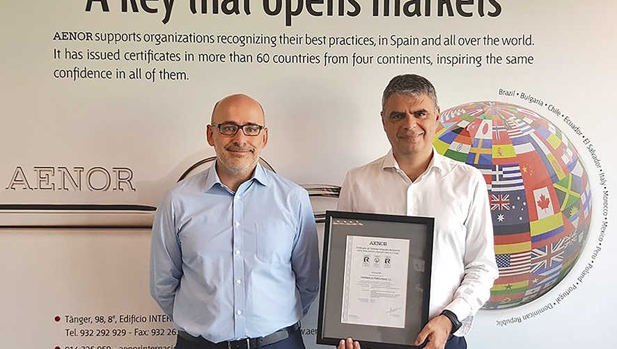Arturo Ricarte, director de Seguridad, Salud, Medio Ambiente y Calidad de Tepsa, y Juan Carlos Aguilar, auditor jefe de Certificaci&oacute;n de AENOR.