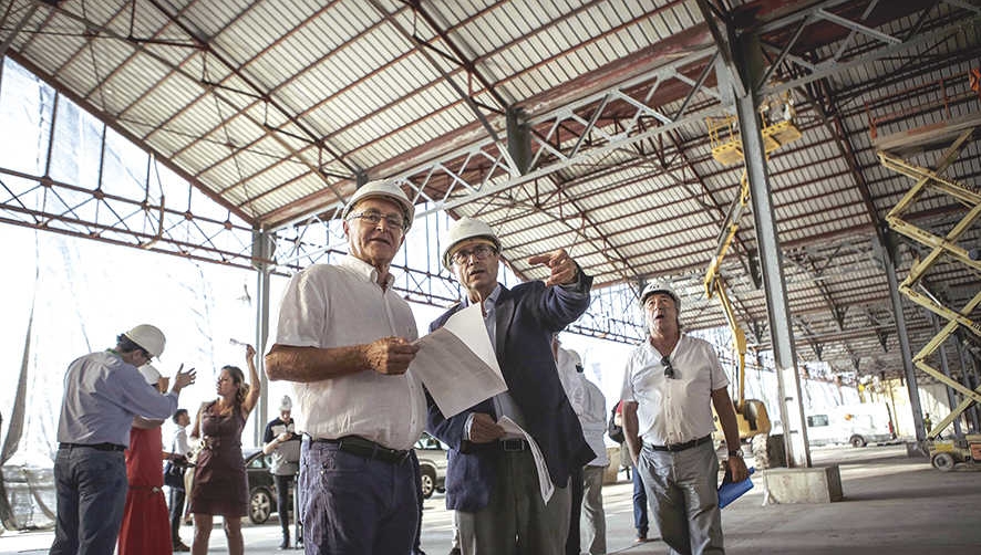 El alcalde Joan Rib&oacute; y el conseller Vicent Soler, ayer en el Tinglado n&ordm;2 del Puerto de Valencia. Foto DP.