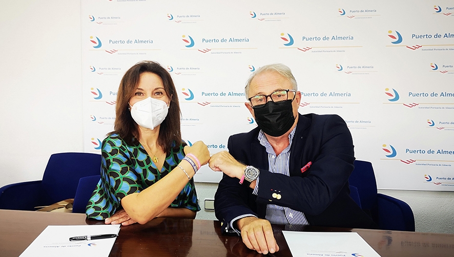 La presidenta provincial de la Asociaci&oacute;n Espa&ntilde;ola Contra el C&aacute;ncer (AECC), Magdalena Cantero, y el presidente de la Autoridad Portuaria de Almer&iacute;a (APA), Jes&uacute;s Caicedo.