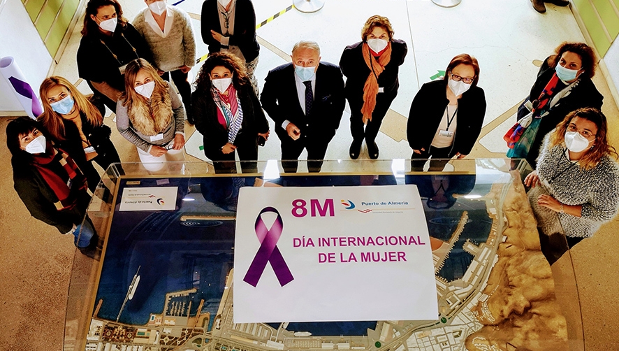 &bull; El presidente de la APA y representantes del comit&eacute; de empresa se unen a las trabajadoras del Puerto en la concentraci&oacute;n del 8M.