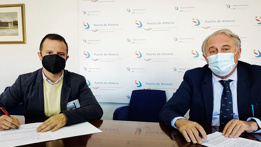 Fernando Parra, apoderado de la empresa Transformaciones y Embalses Parra, y Jes&uacute;s Caicedo, presidente de la Autoridad Portuaria de Almer&iacute;a (APA), en la firma del contrato de obras.
