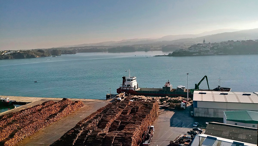 Los puertos de A Mari&ntilde;a aumentan el tr&aacute;fico de madera de enero a abril