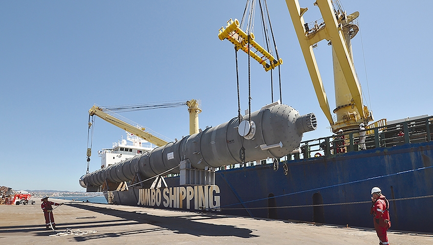 Lointek embarca en el Puerto de Bilbao a equipos que pueden alcanzar 1.000 toneladas de peso y 100 metros de longitud.